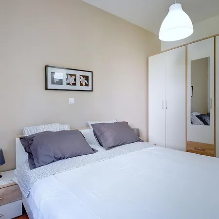 Daire Comfortable With Private Terrace Fažana