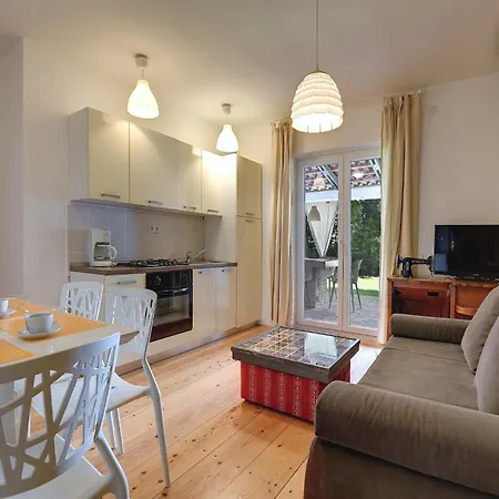 Daire Comfortable With Private Terrace Fažana