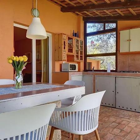 Comfortable With Private Terrace דירה *