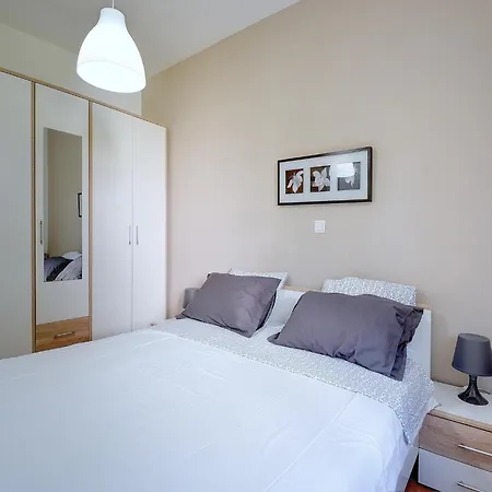 Comfortable With Private Terrace Apartment *